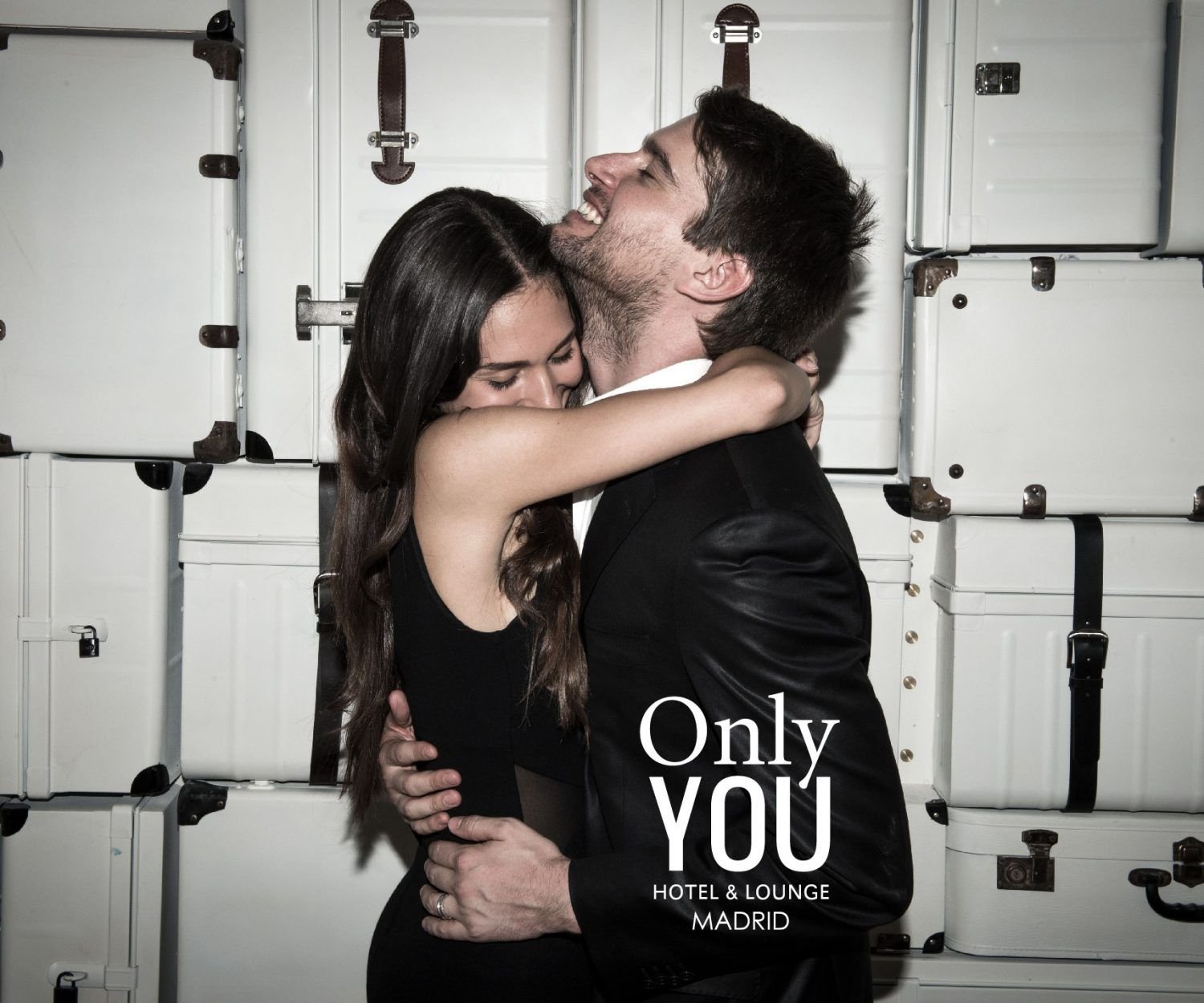 El abrazo entre un hombre y una mujer. Fotografía de Maybe Lemon Publicidad